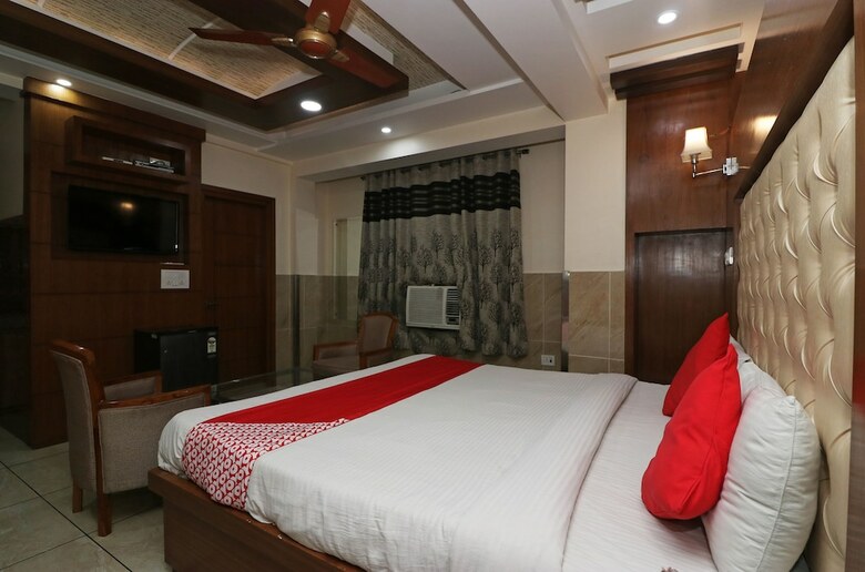 Hotel Oyo 23681 Hira Palace