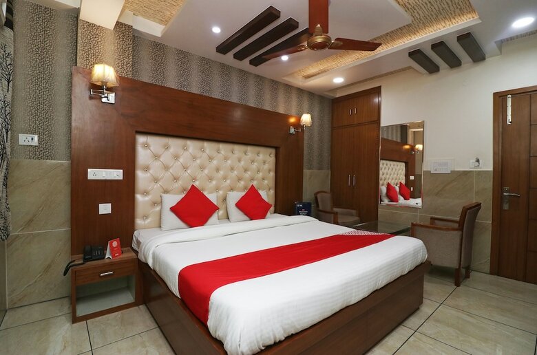 Hotel Oyo 23681 Hira Palace