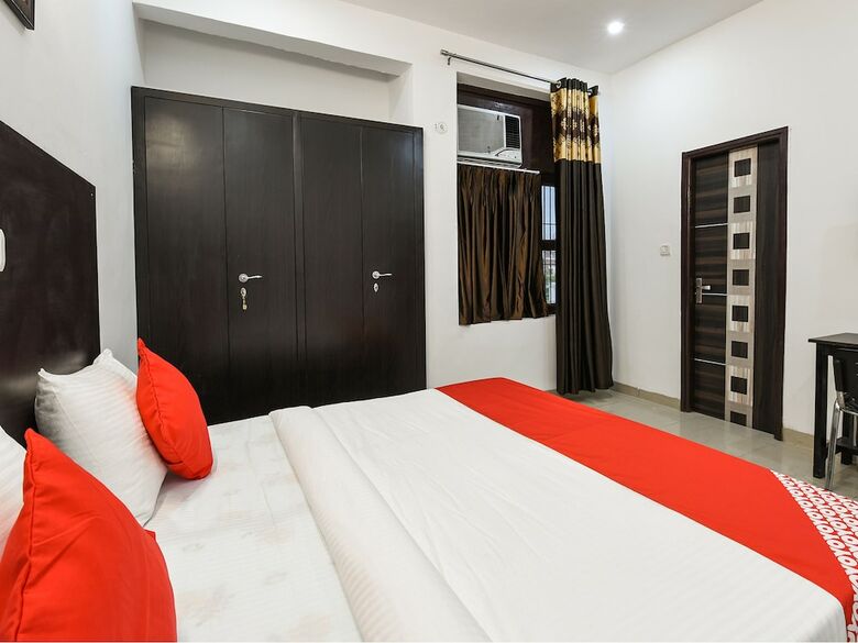 Hotel Oyo 13025 Petals Inn