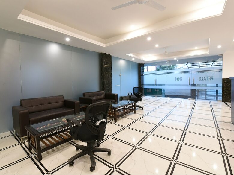 Hotel Oyo 13025 Petals Inn