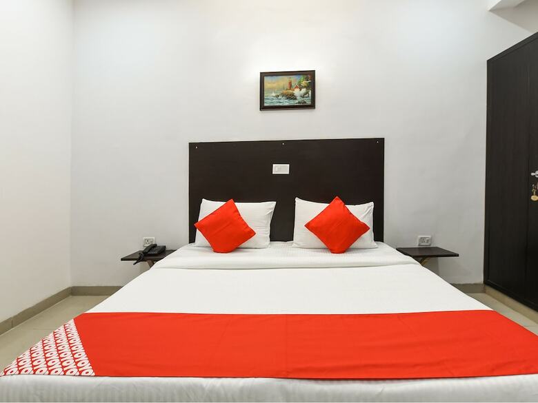 Hotel Oyo 13025 Petals Inn