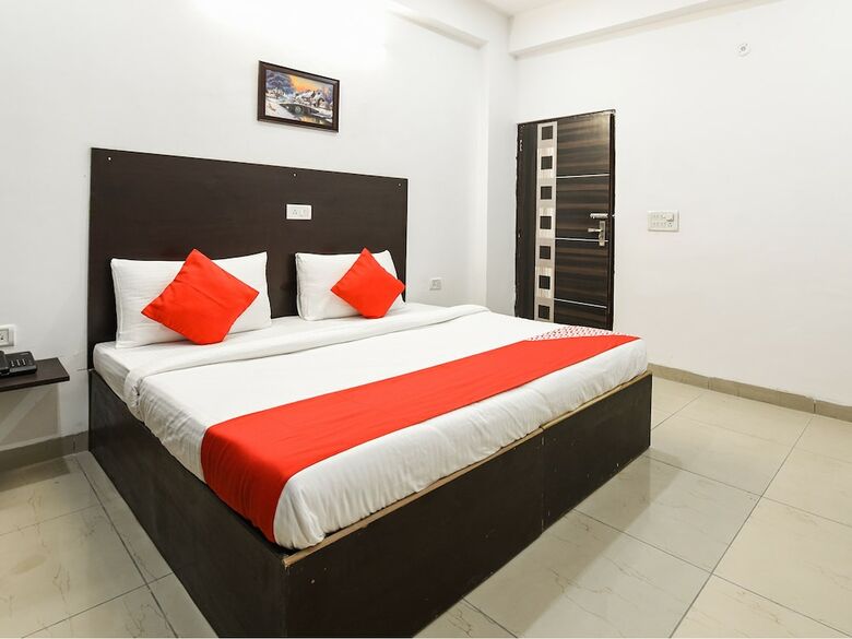 Hotel Oyo 13025 Petals Inn