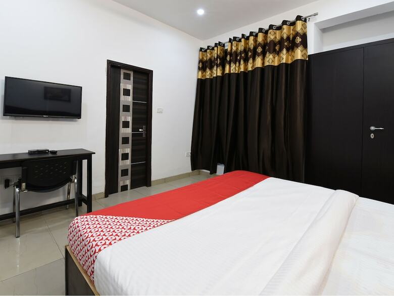Hotel Oyo 13025 Petals Inn