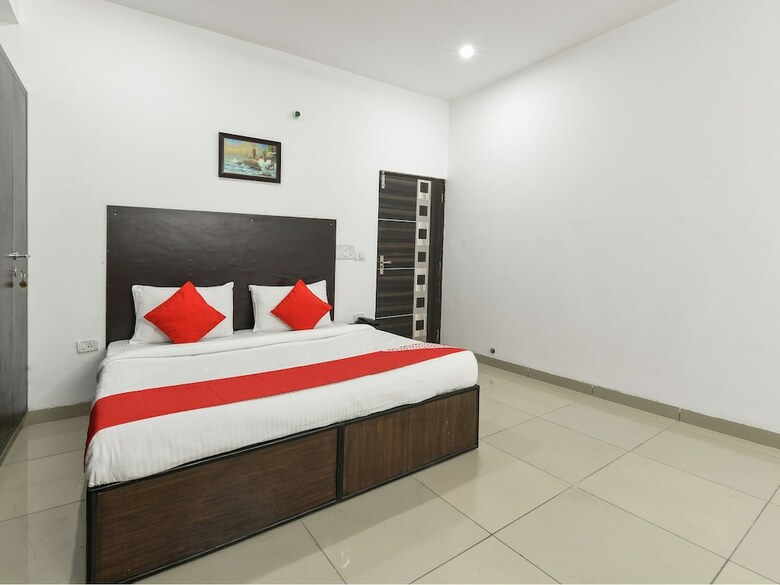 Hotel Oyo 13025 Petals Inn