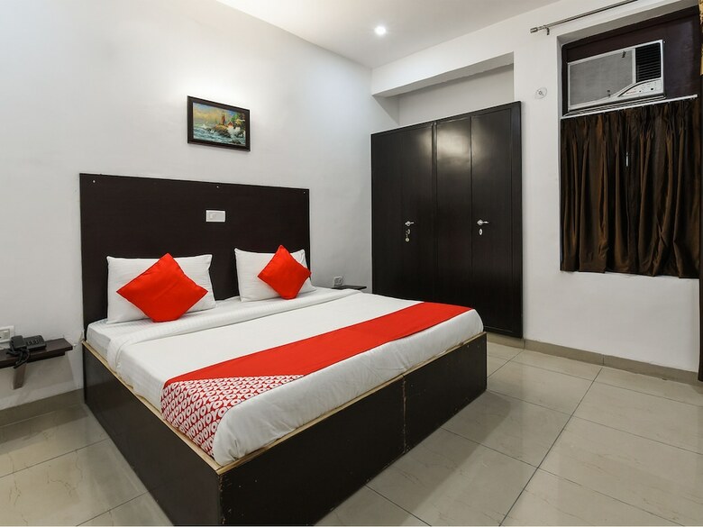Hotel Oyo 13025 Petals Inn