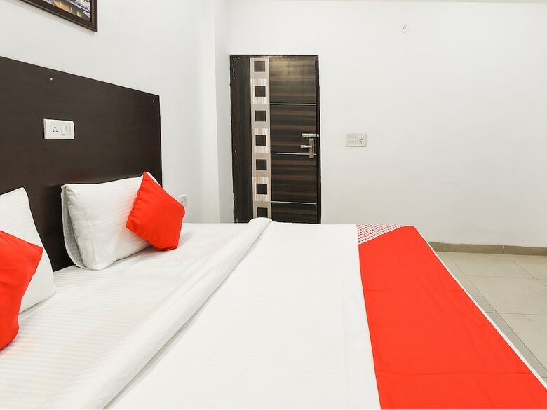 Hotel Oyo 13025 Petals Inn