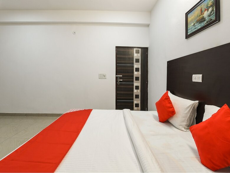 Hotel Oyo 13025 Petals Inn