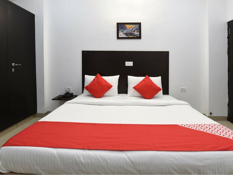Hotel Oyo 13025 Petals Inn