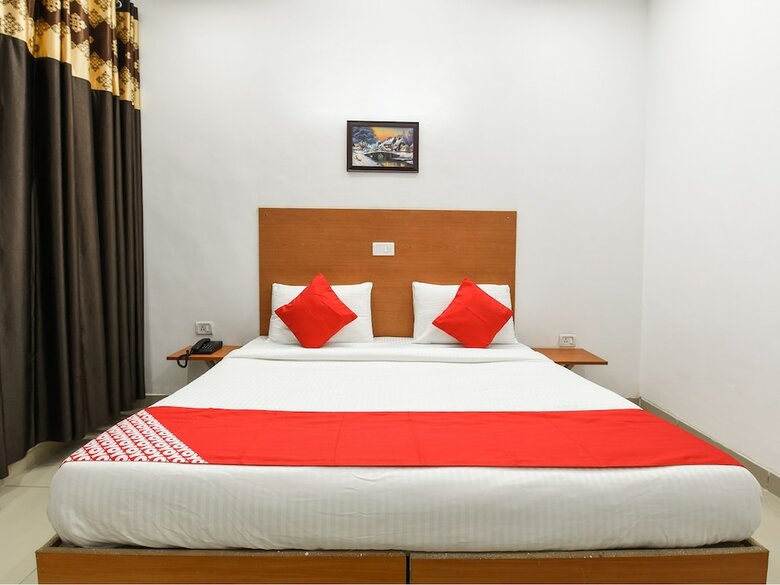 Hotel Oyo 13025 Petals Inn