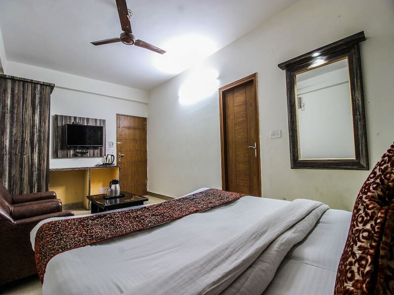 Oyo 24801 Hotel Star Palace
