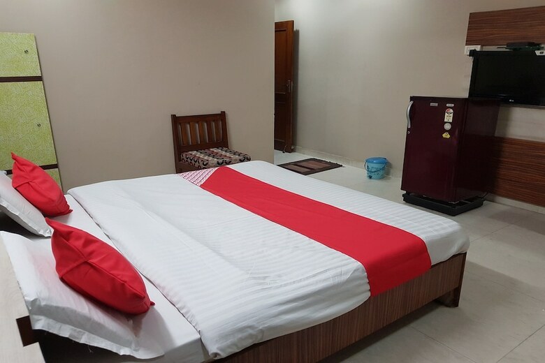 Oyo 23649 Hotel Anand