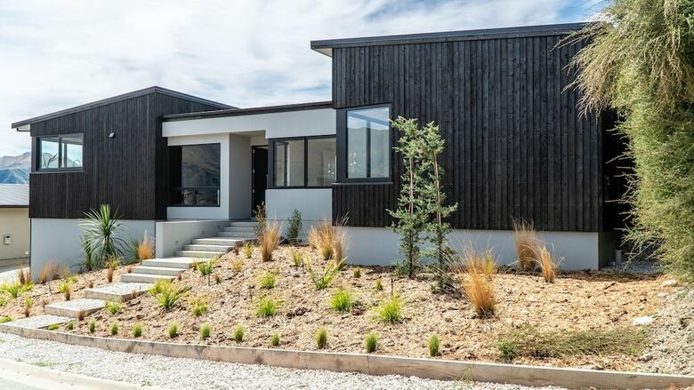 Modern, Stylish Holiday Home With Lake And Mountain Views