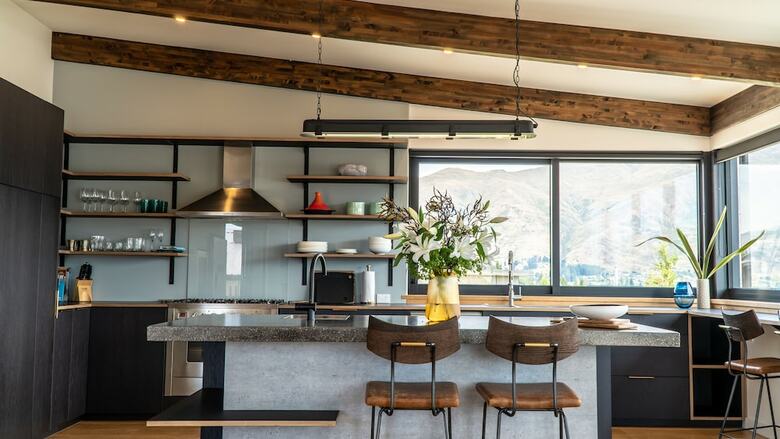 Modern, Stylish Holiday Home With Lake And Mountain Views