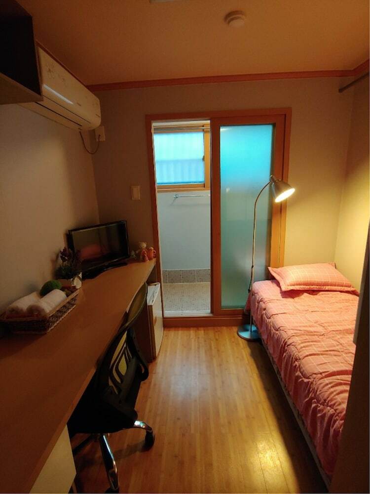 Hotel I Sleep Alone Guesthouse