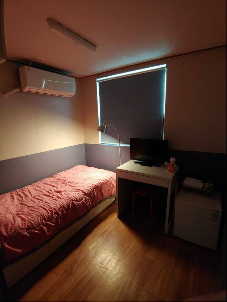 Hotel I Sleep Alone Guesthouse