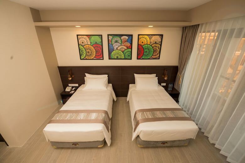 Hotel The Village Resort