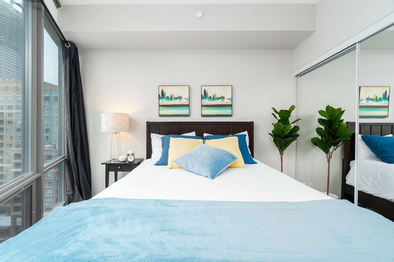 Quickstay - Luxurious 2-bedroom Condo (Downtown Core)