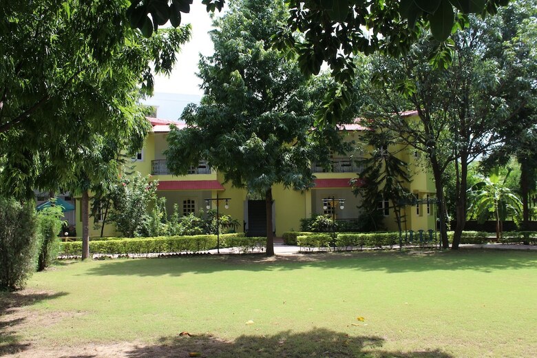 Hotel Amantra Shilpi Resort