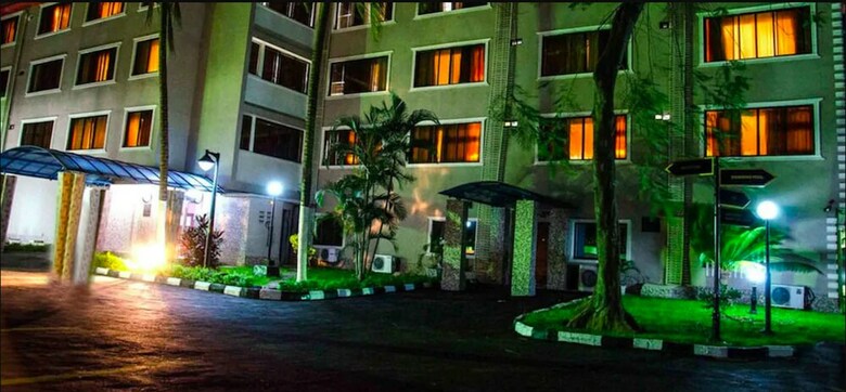 Chesterfield Hotel & Suites