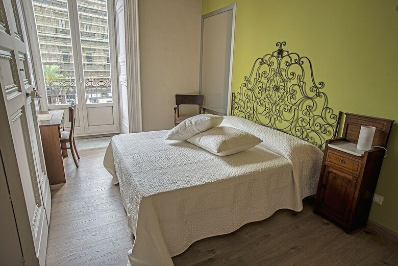 B&B Acanthus