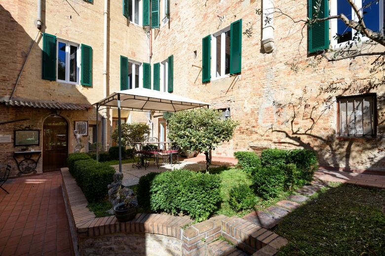 Piazza Paradiso Accomodation
