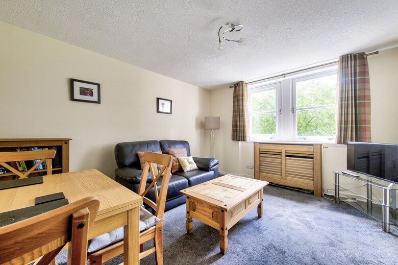 Charming Grassmarket Apartment With Castle View