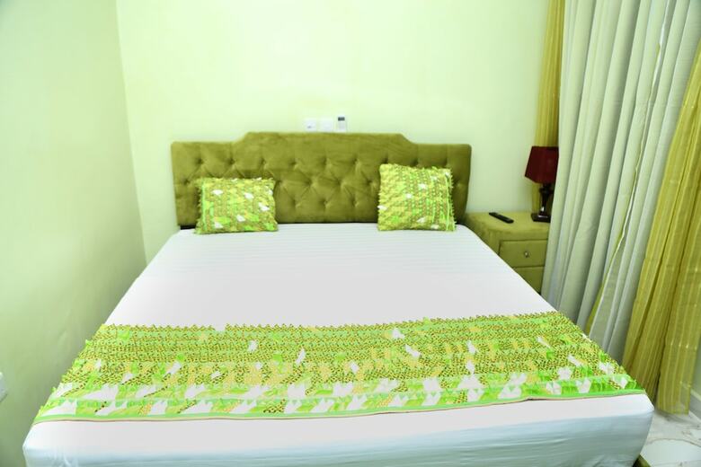Plus 33 Hotel