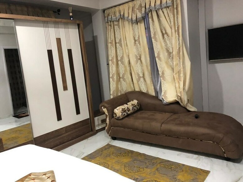 Plus 33 Hotel