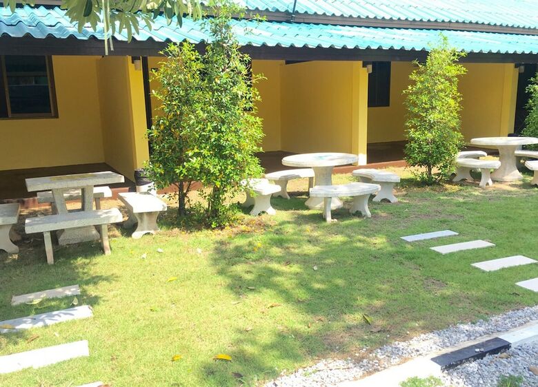 Hotel Phupha Beach Resort
