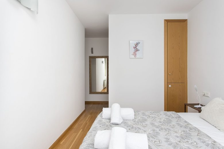 1317 - Modern Forum Apartment