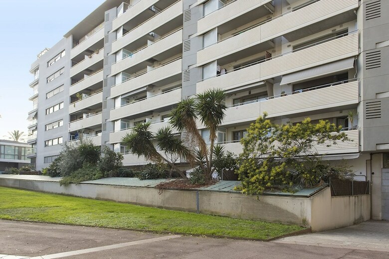 1317 - Modern Forum Apartment