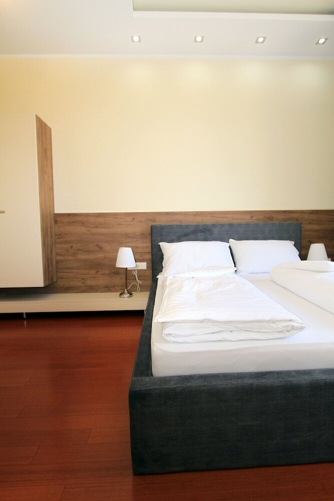 Christiano Apartments