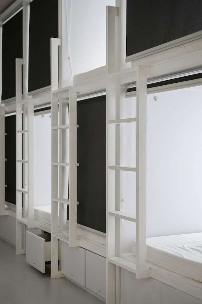 Hostal Uno Capsule Hostel