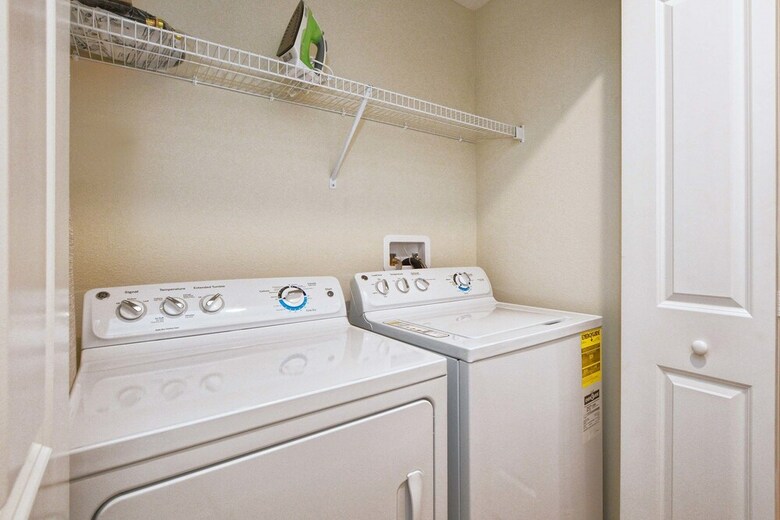 Storey Lake-4 Bedroom Townhome W/ Spashpool-1624st