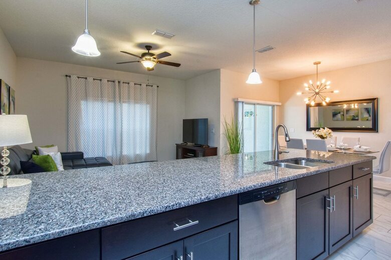 Storey Lake-4 Bedroom Townhome W/splashpool-1625st