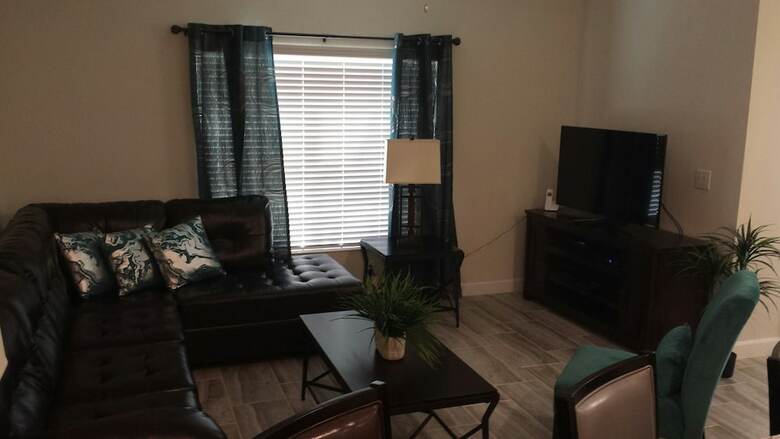 Storey Lake- 4 Bedroom Townhome W/spashpool-1616st