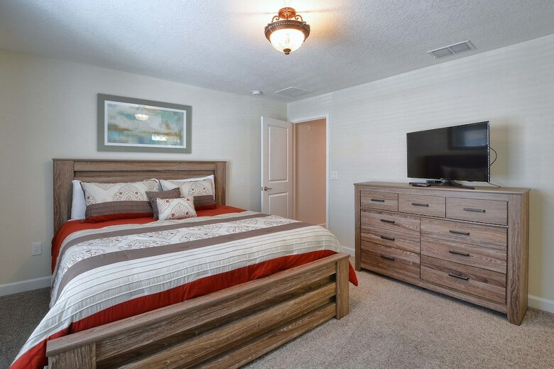Storey Lake- 4 Bedroom Townhome W/spashpool-1616st