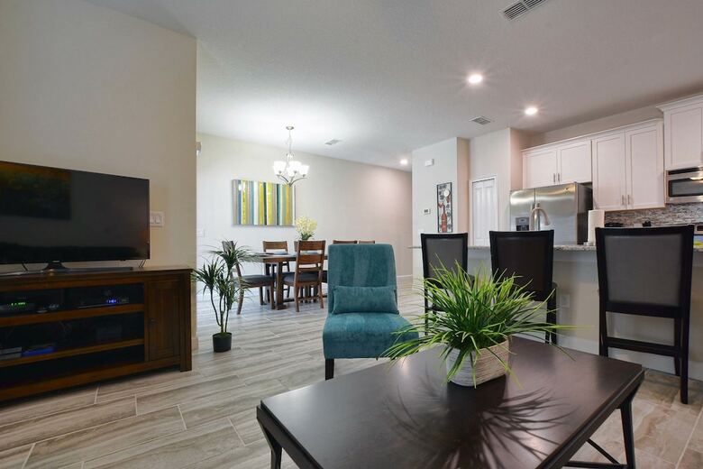 Storey Lake- 4 Bedroom Townhome W/spashpool-1616st