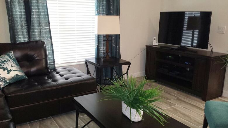 Storey Lake- 4 Bedroom Townhome W/spashpool-1616st