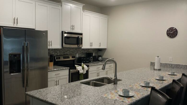 Storey Lake- 4 Bedroom Townhome W/spashpool-1616st