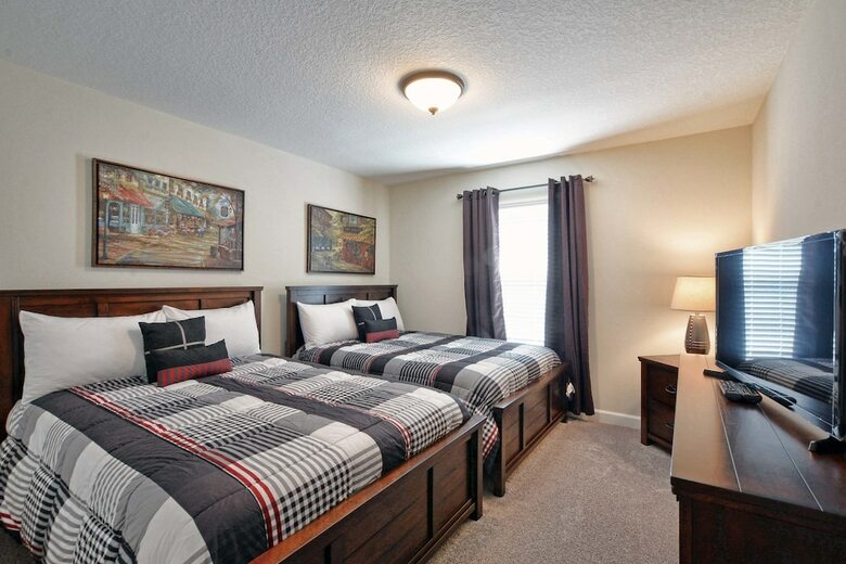 Storey Lake- 4 Bedroom Townhome W/spashpool-1616st
