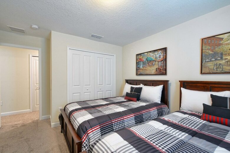 Storey Lake- 4 Bedroom Townhome W/spashpool-1616st