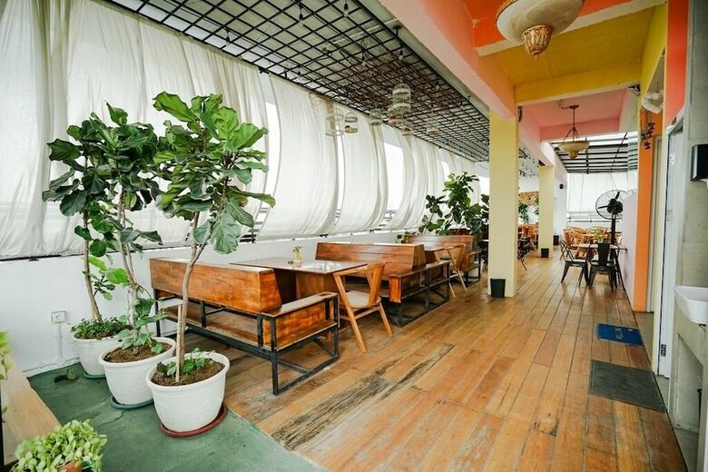 Deli Hotel