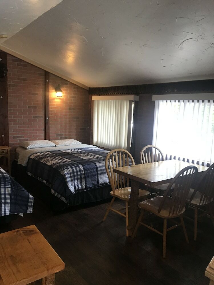 Cabana Alexander Lake Lodge
