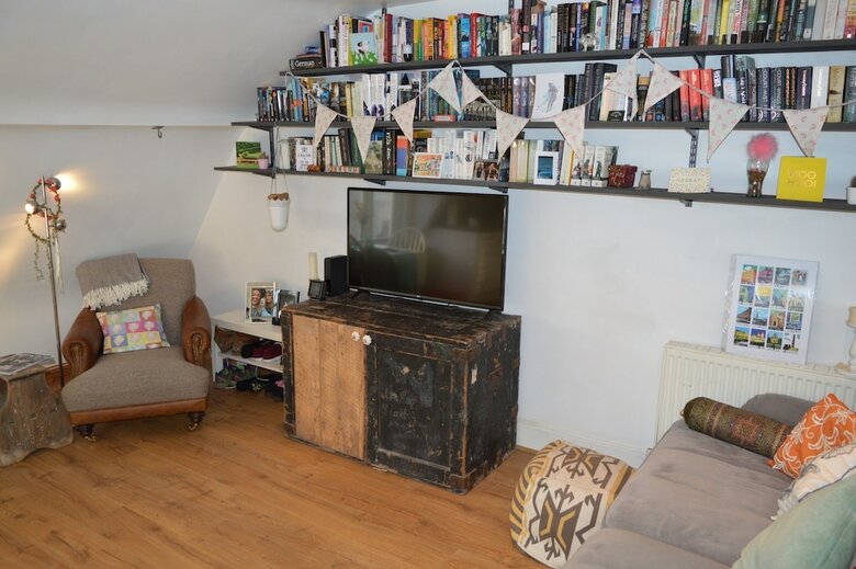 Top Floor Central 2 Bedroom Apartment