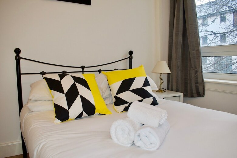 Modern 1 Bedroom Leith Apartment