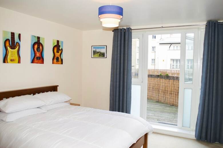 Apartamentos Bright 2 Bedroom Flat With Patio