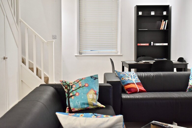 Modern 2 Bedroom House By The Station