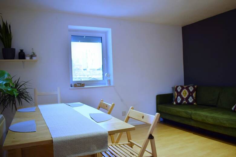 Central 1 Bedroom Apartment Near Tower Hill With Balcony
