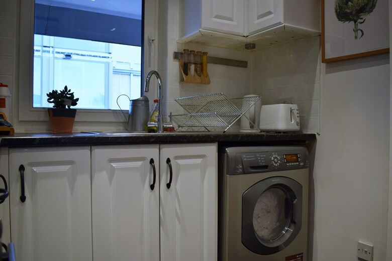 Central 1 Bedroom Apartment Near Tower Hill With Balcony
